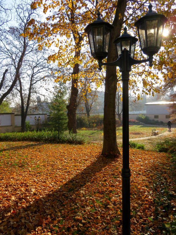 Prag im Herbst mit Lampe